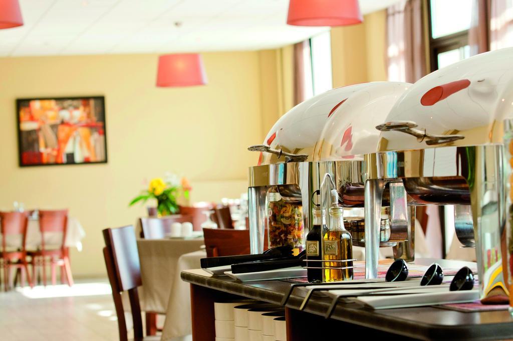 Vtf Le Grand Hotel 蒙热内夫尔 外观 照片