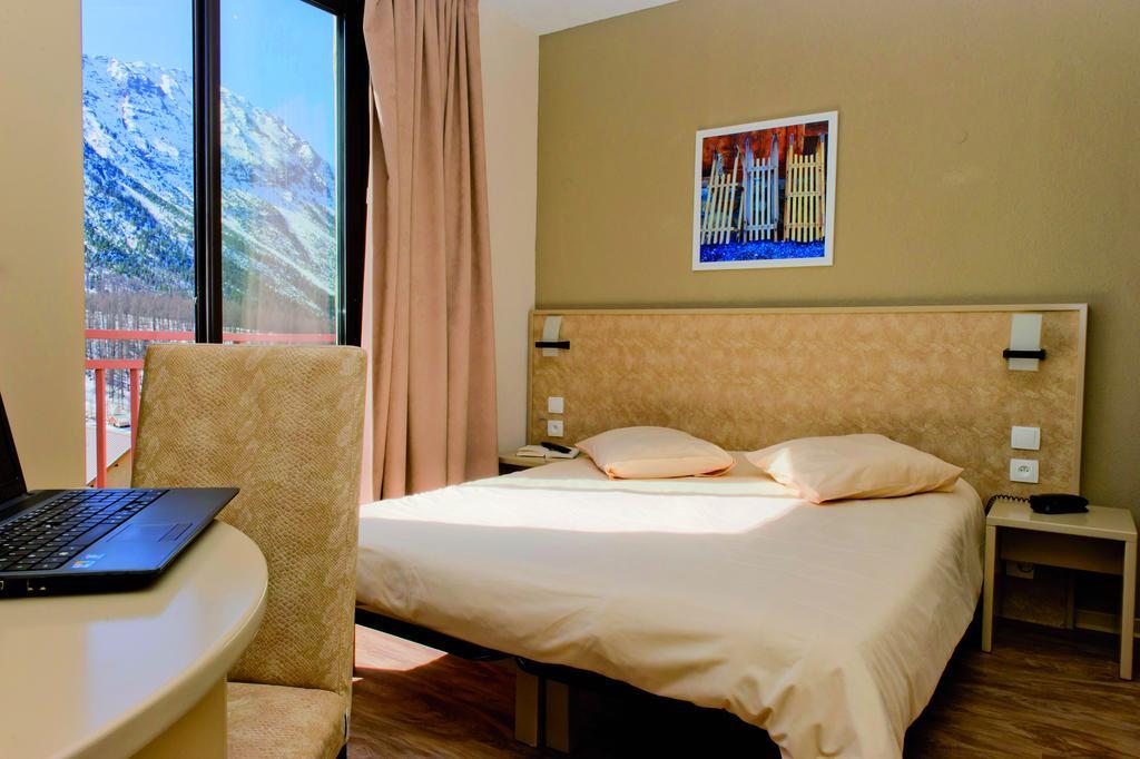 Vtf Le Grand Hotel 蒙热内夫尔 外观 照片