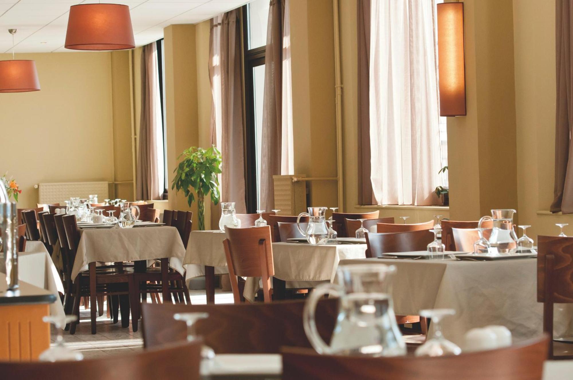 Vtf Le Grand Hotel 蒙热内夫尔 外观 照片